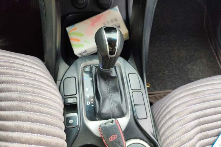 Used Hyundai Santa Fe 2013 2.4L Automatic Two-Wheel Drive Smart Version Gear Lever