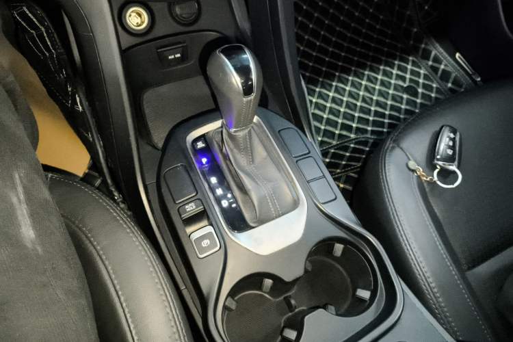 Used Hyundai Santa Fe 2013 2.4L Automatic Two-Wheel Drive Smart Version Gear Lever