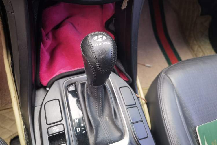 Used Hyundai Santa Fe 2013 2.4L Automatic Two-Wheel Drive Smart Version Gear Lever