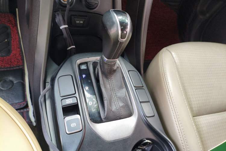 Used Hyundai Santa Fe 2013 2.4L Automatic Two-Wheel Drive Smart Version Gear Lever