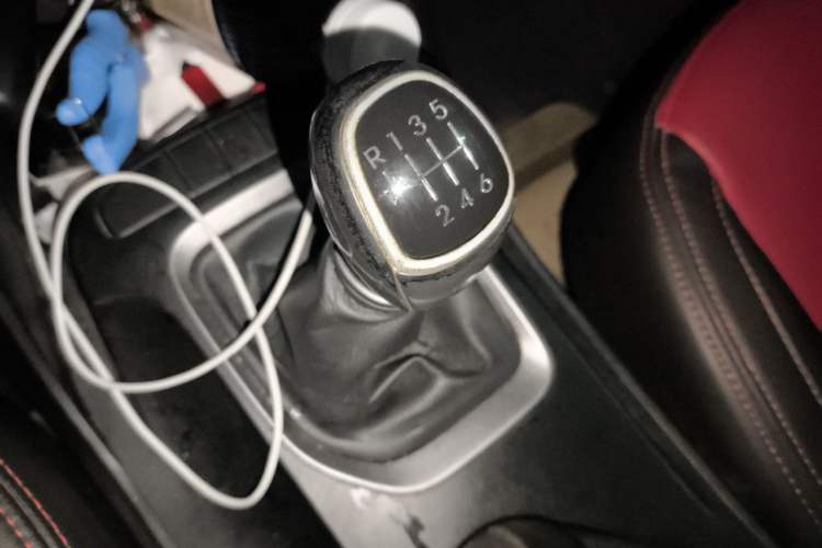 Used Hyundai Santa Fe 2013 2.4L Manual Two-Wheel Drive Comfort Version Gear Lever