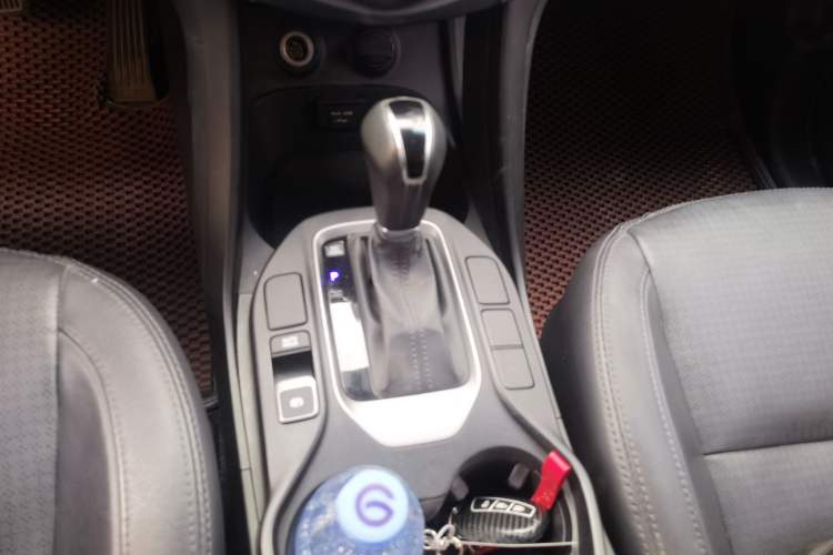 Used Hyundai Santa Fe 2013 2.4L Automatic Two-Wheel Drive Smart Version Gear Lever