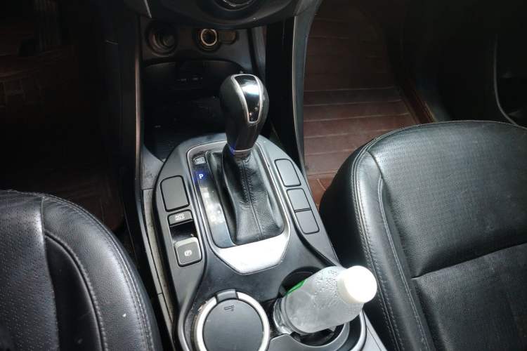 Used Hyundai Santa Fe 2013 2.4L Automatic 4x4 Smart Version Gear Lever