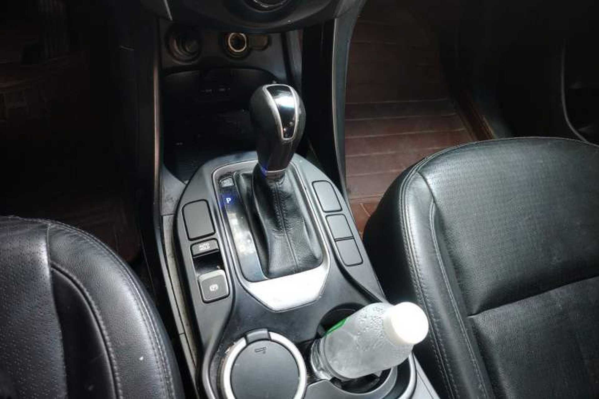 Used Hyundai Santa Fe 2013 2.4L Automatic 4x4 Smart Version Gear Lever