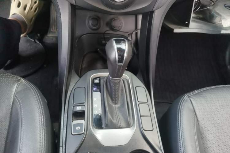 Used Hyundai Santa Fe 2013 2.4L Automatic Two-Wheel Drive Smart Version Gear Lever
