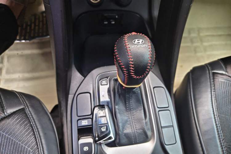 Used Hyundai Santa Fe 2013 2.4L Automatic Two-Wheel Drive Smart Version Gear Lever
