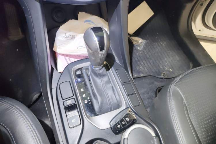 Used Hyundai Santa Fe 2013 2.4L Automatic Two-Wheel Drive Smart Version Gear Lever