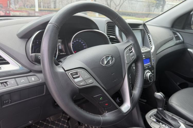 Used Hyundai Santa Fe 2013 2.4L Automatic Two-Wheel Drive Smart Version Interior 1