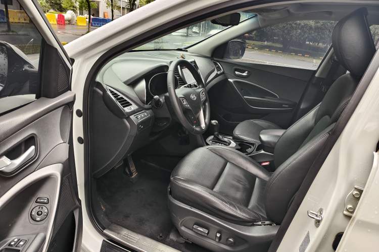 Used Hyundai Santa Fe 2013 2.4L Automatic Two-Wheel Drive Smart Version Interior 1