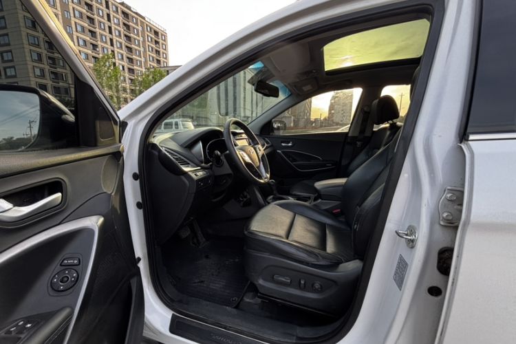 Used Hyundai Santa Fe 2013 Revised Version 2.4L Automatic All-Wheel Drive Smart Type Interior 1