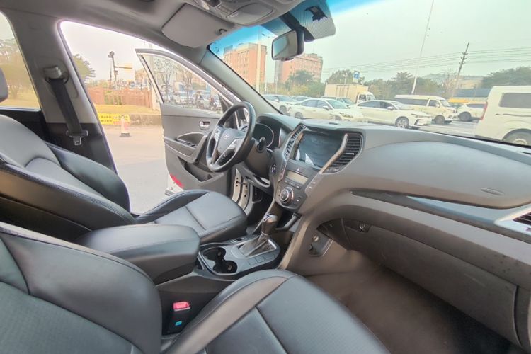 Used Hyundai Santa Fe 2013 2.4L Automatic Two-Wheel Drive Smart Version Interior 2