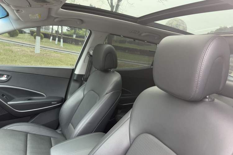 Used Hyundai Santa Fe 2013 2.4L Automatic Two-Wheel Drive Smart Version Interior 2