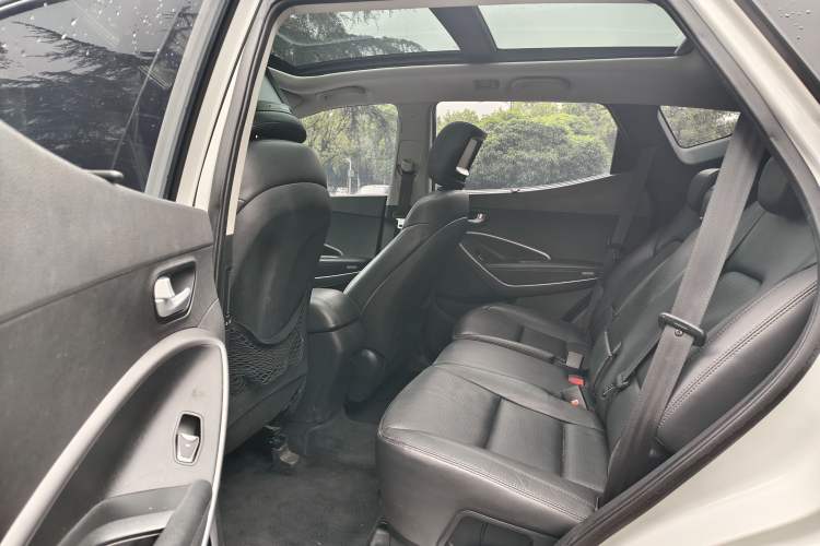 Used Hyundai Santa Fe 2013 2.4L Automatic Two-Wheel Drive Smart Version Interior 2