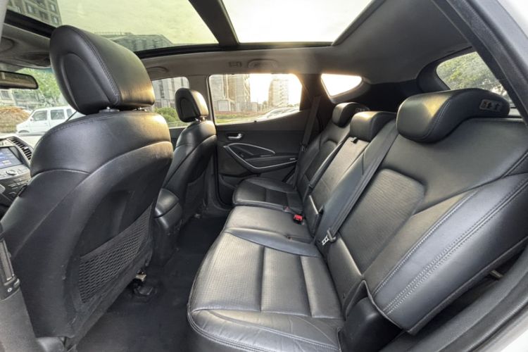 Used Hyundai Santa Fe 2013 Revised Version 2.4L Automatic All-Wheel Drive Smart Type Interior 2