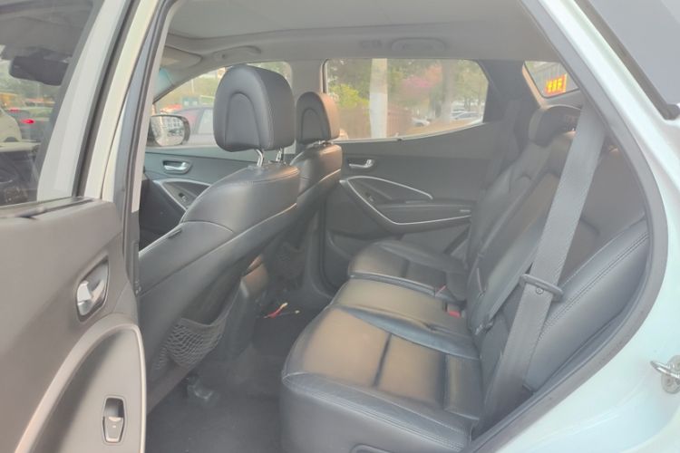 Used Hyundai Santa Fe 2013 2.4L Automatic Two-Wheel Drive Smart Version Interior 3