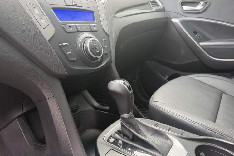 Used Hyundai Santa Fe 2013 2.4L Automatic Two-Wheel Drive Smart Version Interior 3