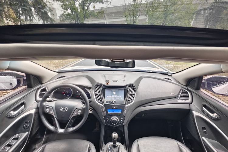 Used Hyundai Santa Fe 2013 2.4L Automatic Two-Wheel Drive Smart Version Interior 3