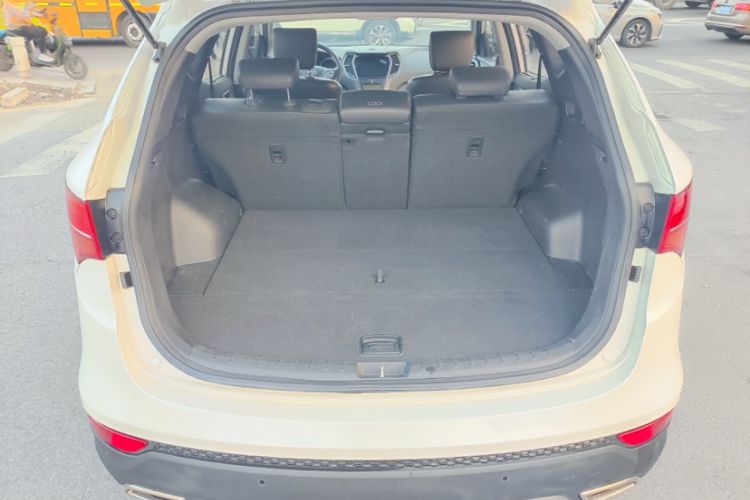 Used Hyundai Santa Fe 2013 2.4L Automatic Two-Wheel Drive Smart Version Interior 4