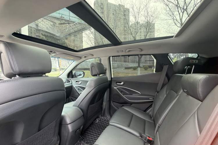 Used Hyundai Santa Fe 2013 2.4L Automatic Two-Wheel Drive Smart Version Interior 4