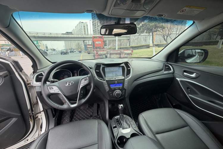 Used Hyundai Santa Fe 2013 2.4L Automatic Two-Wheel Drive Smart Version Interior 5