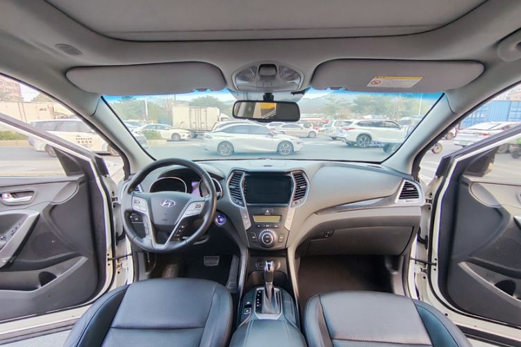 Used Hyundai Santa Fe 2013 2.4L Automatic Two-Wheel Drive Smart Version Interior 7