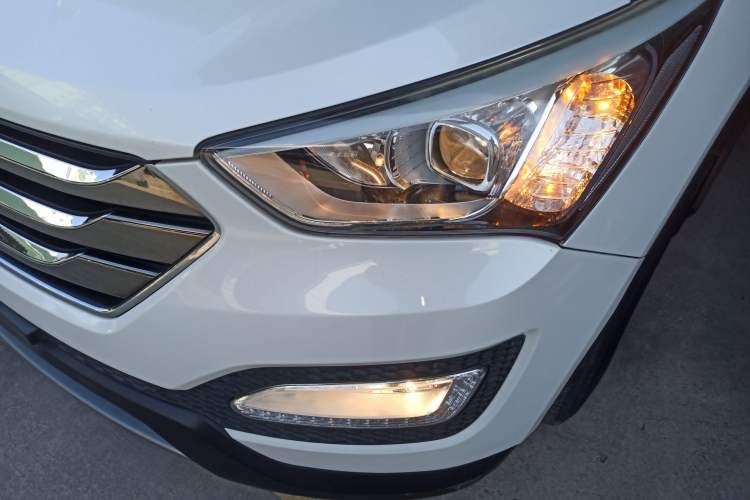 Used Hyundai Santa Fe 2013 2.4L Automatic Two-Wheel Drive Smart Version Left Front Headlight