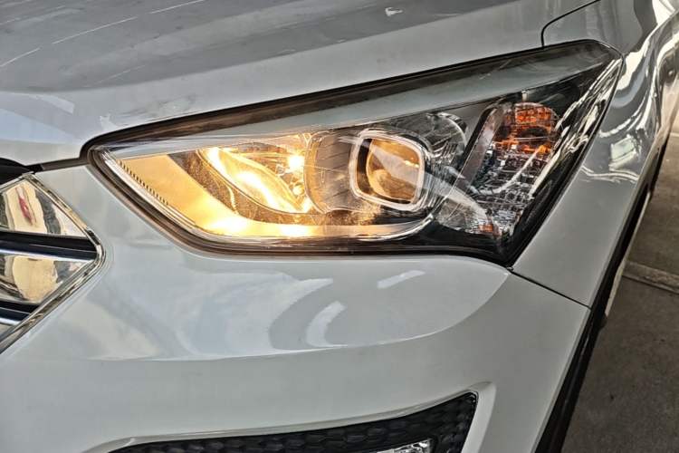 Used Hyundai Santa Fe 2013 2.4L Automatic Two-Wheel Drive Smart Version Left Front Headlight