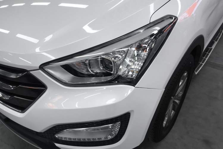 Used Hyundai Santa Fe 2013 2.4L Automatic Two-Wheel Drive Smart Version Left Front Headlight