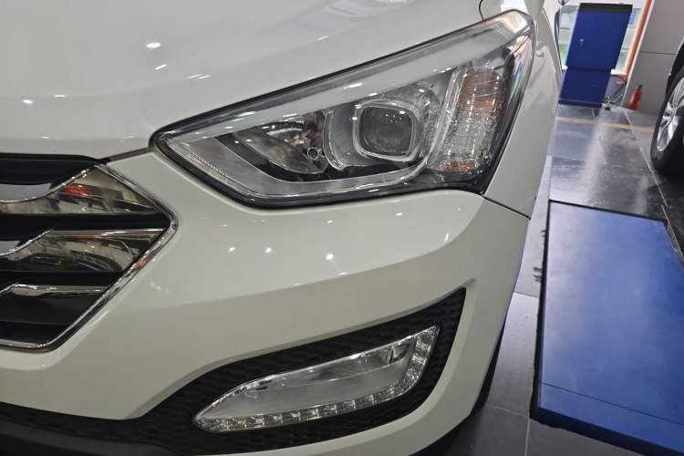 Used Hyundai Santa Fe 2013 2.4L Automatic Two-Wheel Drive Smart Version Left Front Headlight