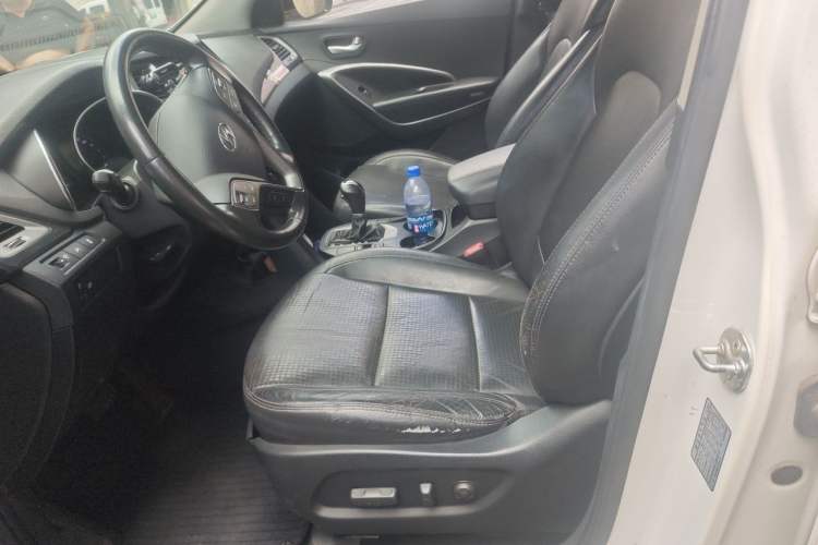 Used Hyundai Santa Fe 2013 2.4L Automatic Two-Wheel Drive Smart Version Left Front Seat