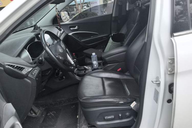 Used Hyundai Santa Fe 2013 2.4L Automatic 4x4 Smart Version Left Front Seat