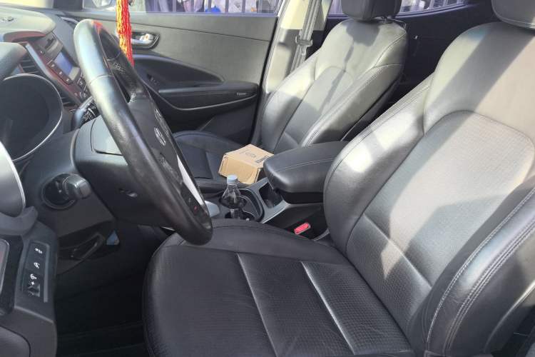 Used Hyundai Santa Fe 2013 2.4L Automatic 4x4 Smart Version Left Front Seat