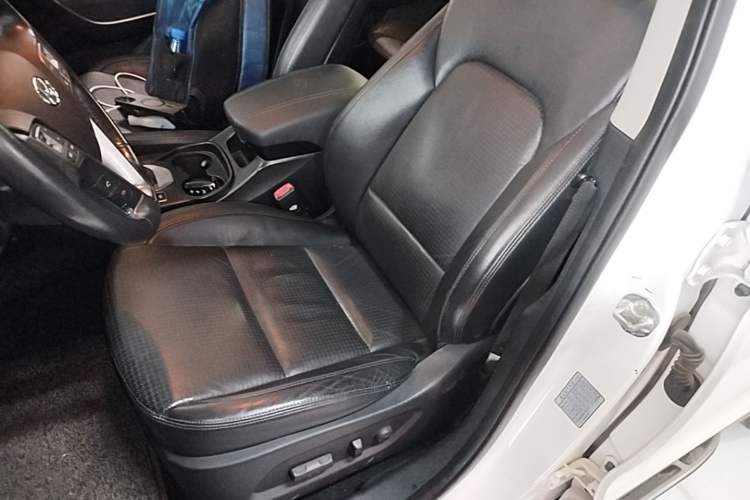 Used Hyundai Santa Fe 2013 2.0T Automatic All-Wheel Drive Prestige Version Left Front Seat