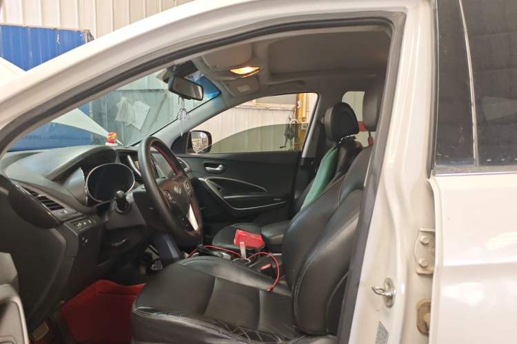 Used Hyundai Santa Fe 2013 2.4L Automatic Two-Wheel Drive Smart Version Left Front Seat