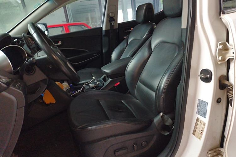 Used Hyundai Santa Fe 2013 2.4L Automatic 4x4 Smart Version Left Front Seat