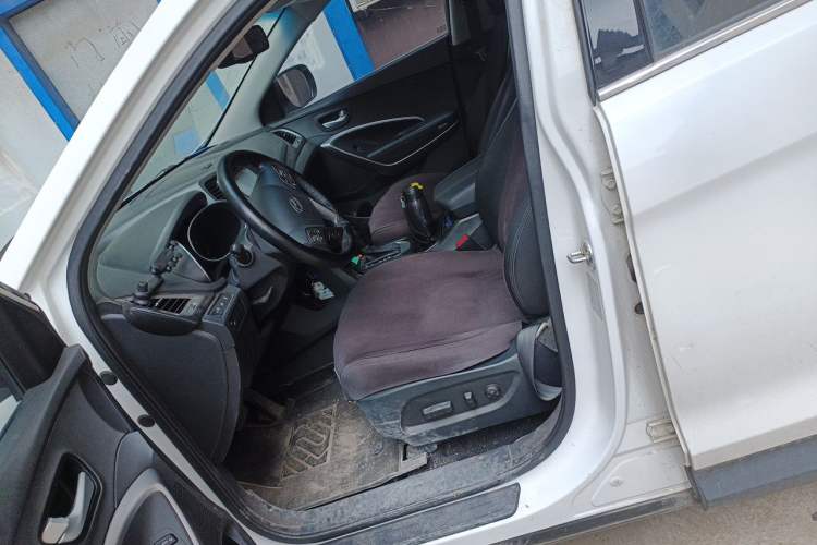 Used Hyundai Santa Fe 2013 2.4L Automatic Two-Wheel Drive Smart Version Left Front Seat