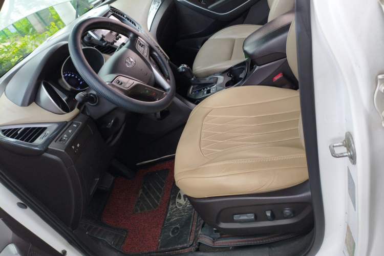 Used Hyundai Santa Fe 2013 2.4L Automatic Two-Wheel Drive Smart Version Left Front Seat