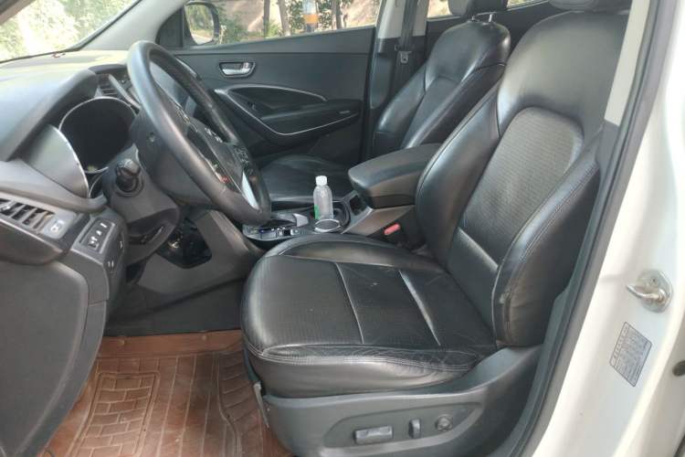 Used Hyundai Santa Fe 2013 2.4L Automatic 4x4 Smart Version Left Front Seat