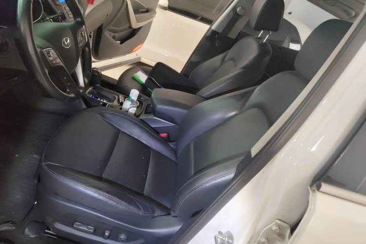 Used Hyundai Santa Fe 2013 2.4L Automatic Two-Wheel Drive Smart Version Left Front Seat