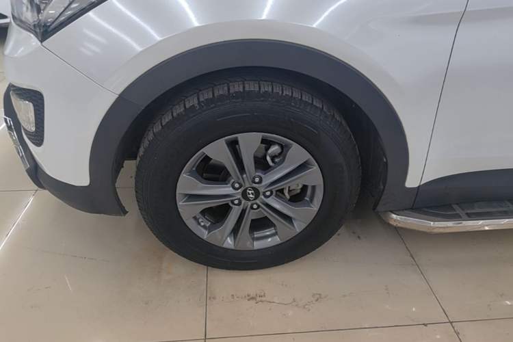 Used Hyundai Santa Fe 2013 2.4L Automatic Two-Wheel Drive Smart Version Left Front Wheel Hub