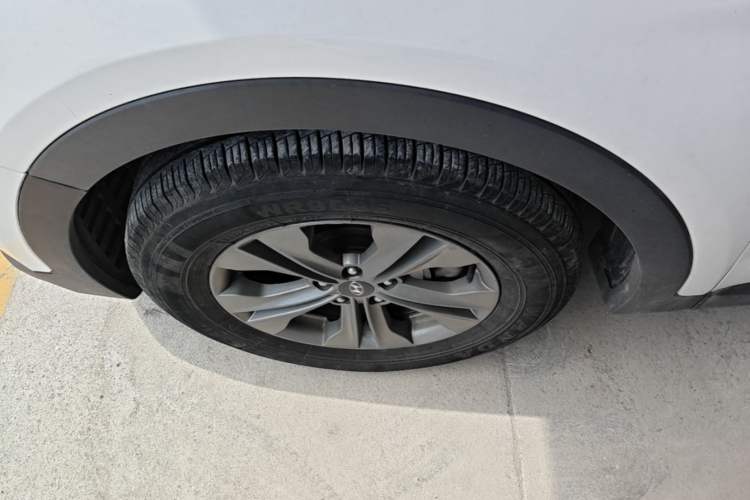 Used Hyundai Santa Fe 2013 2.4L Automatic 2WD Comfort Edition Left Front Wheel Hub