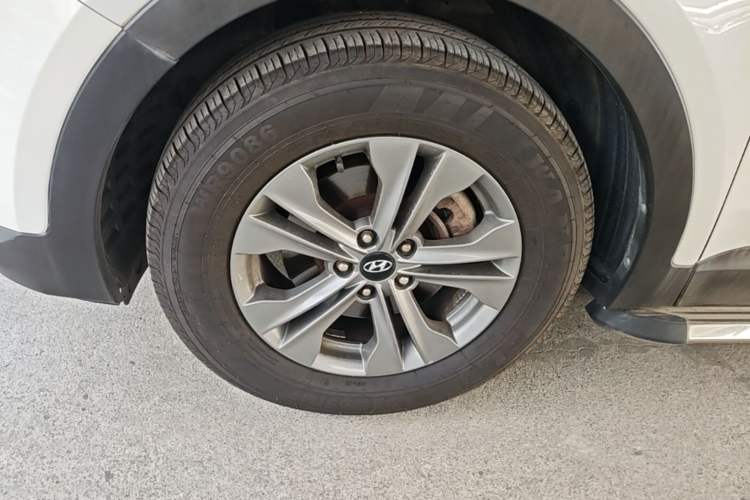 Used Hyundai Santa Fe 2013 2.4L Automatic Two-Wheel Drive Smart Version Left Front Wheel Hub