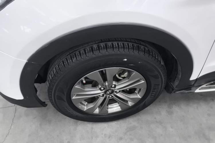 Used Hyundai Santa Fe 2013 2.4L Automatic Two-Wheel Drive Smart Version Left Front Wheel Hub