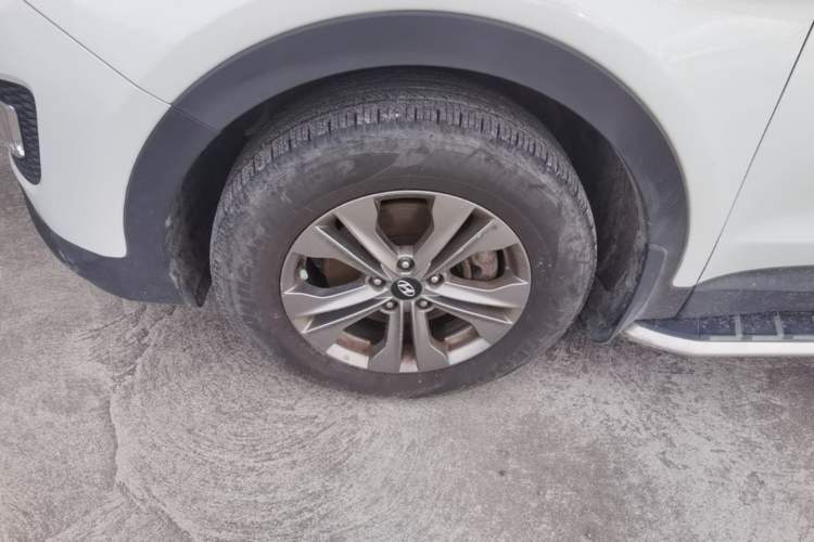 Used Hyundai Santa Fe 2013 2.4L Automatic Two-Wheel Drive Smart Version Left Front Wheel Hub