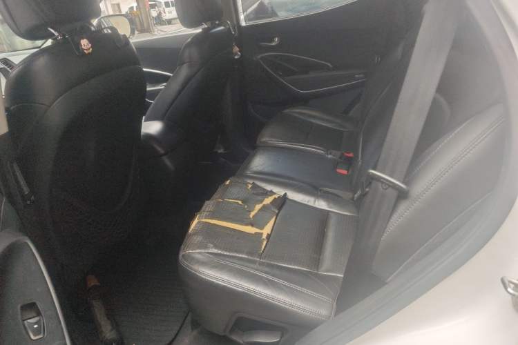 Used Hyundai Santa Fe 2013 2.4L Automatic Two-Wheel Drive Smart Version Left Rear Seat