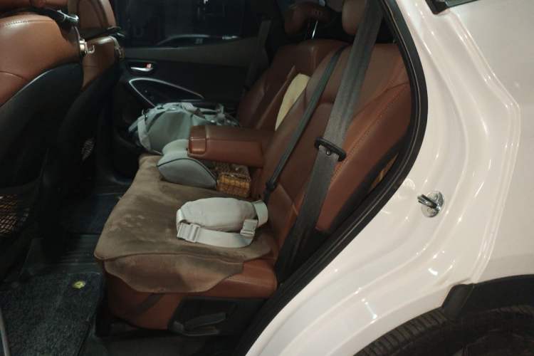 Used Hyundai Santa Fe 2013 2.0T Automatic All-Wheel Drive Top Trim Left Rear Seat
