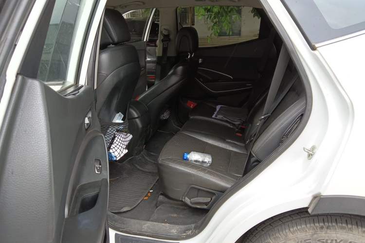 Used Hyundai Santa Fe 2013 2.4L Automatic Two-Wheel Drive Smart Version Left Rear Seat