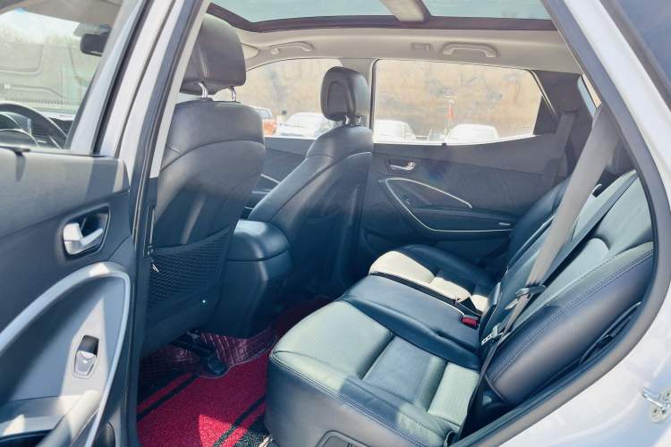 Used Hyundai Santa Fe 2013 2.4L Automatic Two-Wheel Drive Smart Version Left Rear Seat