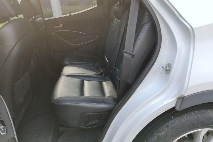 Used Hyundai Santa Fe 2013 Revised Version 2.4L Automatic All-Wheel Drive Luxury Trim Left Rear Seat