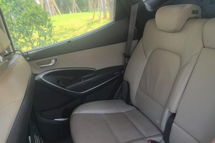 Used Hyundai Santa Fe 2013 2.4L Automatic Two-Wheel Drive Smart Version Left Rear Seat